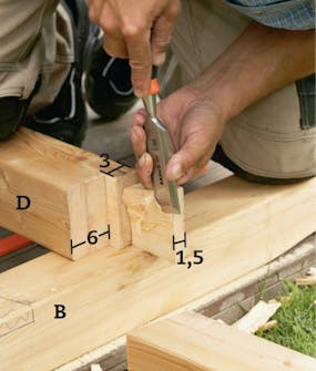 Segelduk: Ta bort överflödigt trä med såg och stämjärn. Segelduk: Ta bort överflödigt trä med såg och stämjärn.